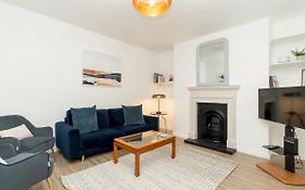 Pass The Keys Stunning 3 Bedroom Townhouse With Free Parking